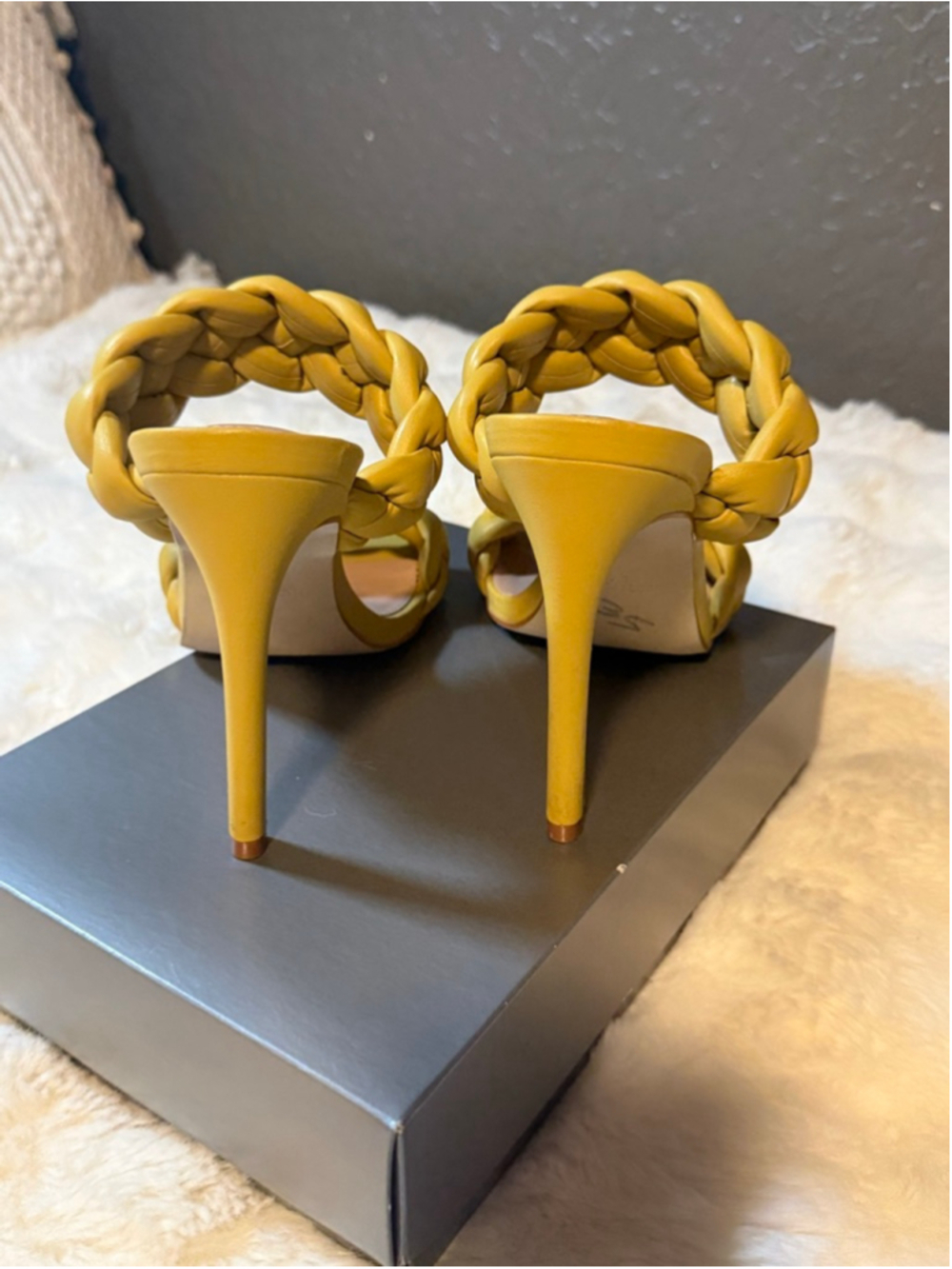 Preowned, Steve Madden Kenley heels in yellow citron , size 9 - Picture 3 of 4